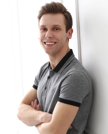 handsome man at home 6FC7GVM